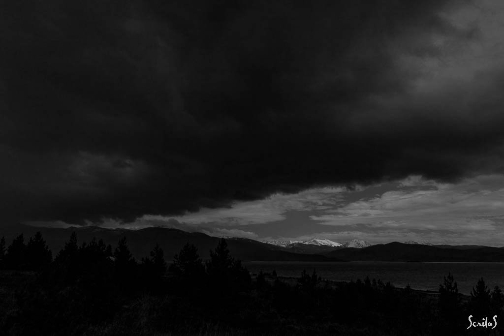 Rocky Mountain, Lake Granby et le rivage avant la tempête.