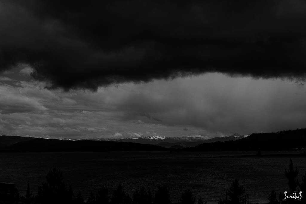 Rocky Mountain et Lake Granby avant la tempête.