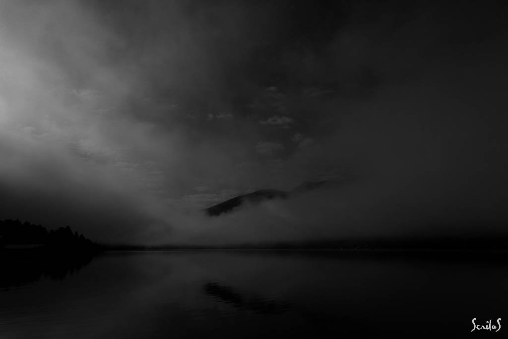 Grand Lake dans la brume matinale.