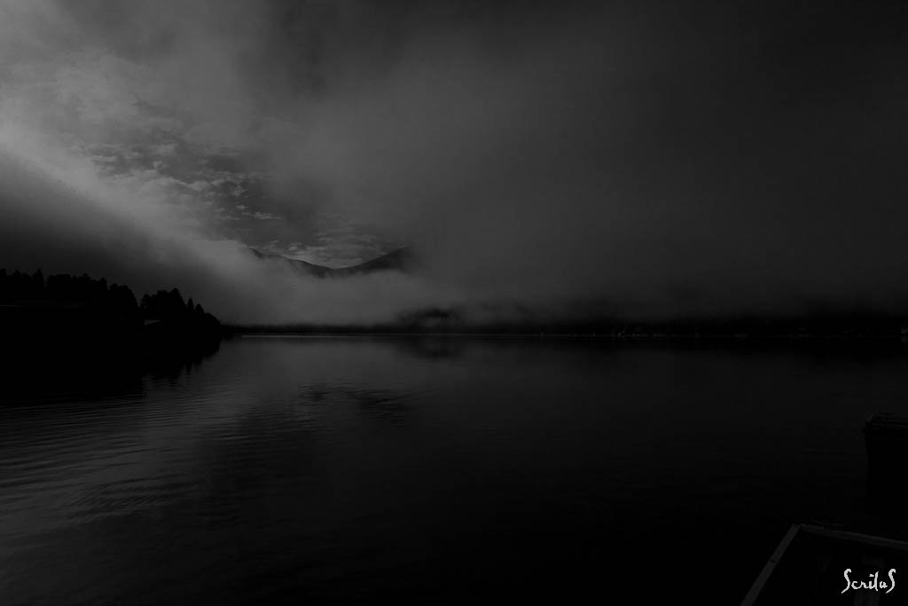 Grand Lake dans la brume matinale et ponton.