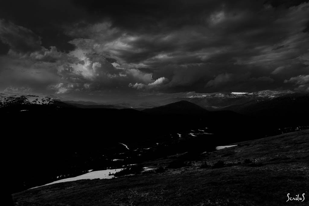 Rocky Mountain sous un ciel menaçant.
