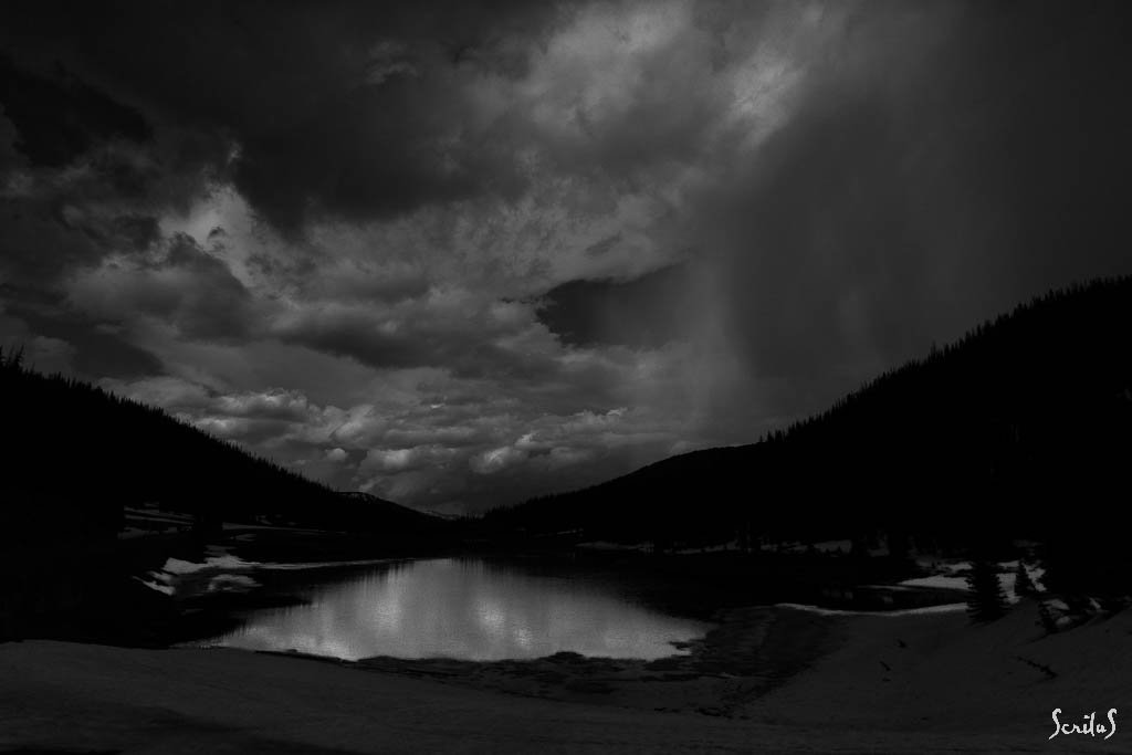 Poudre Lake sous un ciel menaçant.