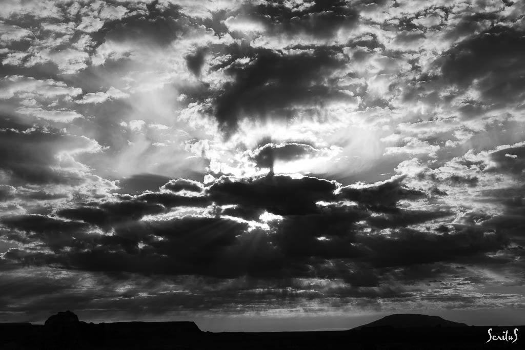 Navajo Mountain et mesa sous ciel menaçant.