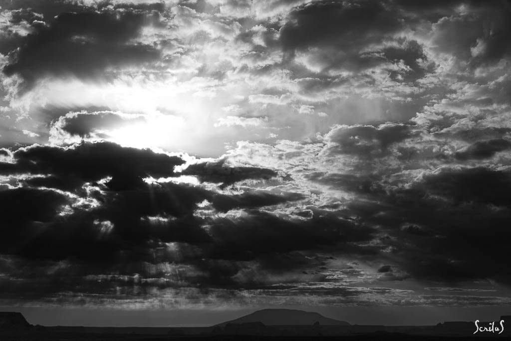Navajo Mountain sous ciel menaçant.