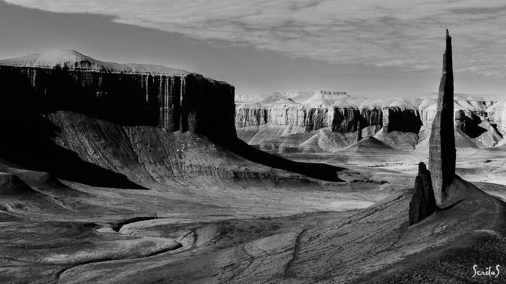 Long Dong Silver. Monolithe, falaise et arroyo.