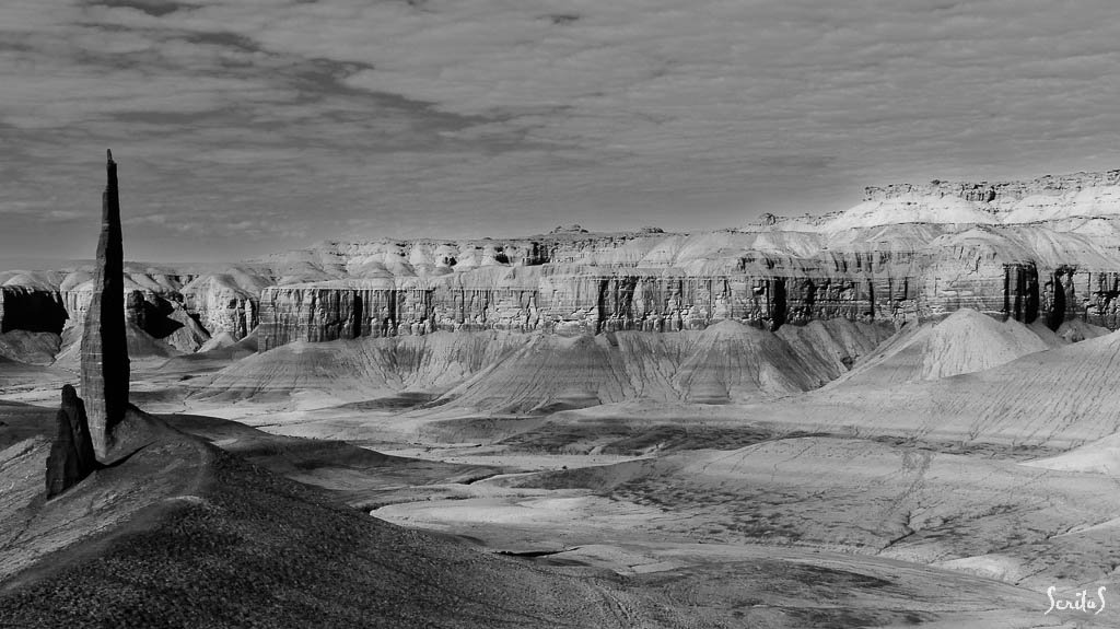 Long Dong Silver. Monolithe sur sa dune et falaises.