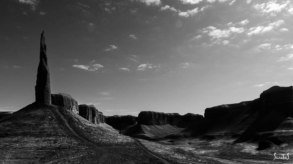 Long Dong Silver. Monolithe dans le ciel.