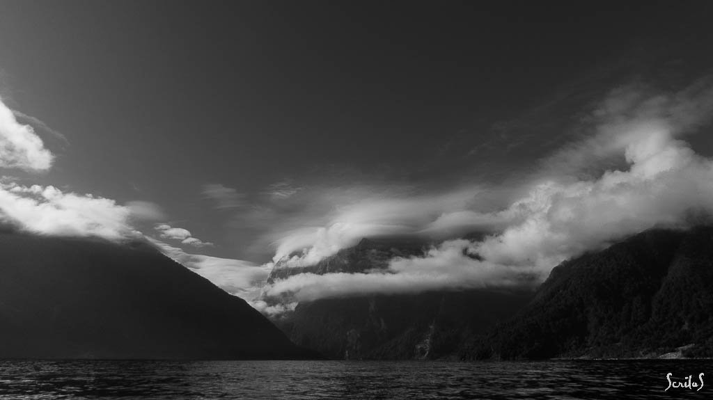Milford Sound. Falaises et nuages.