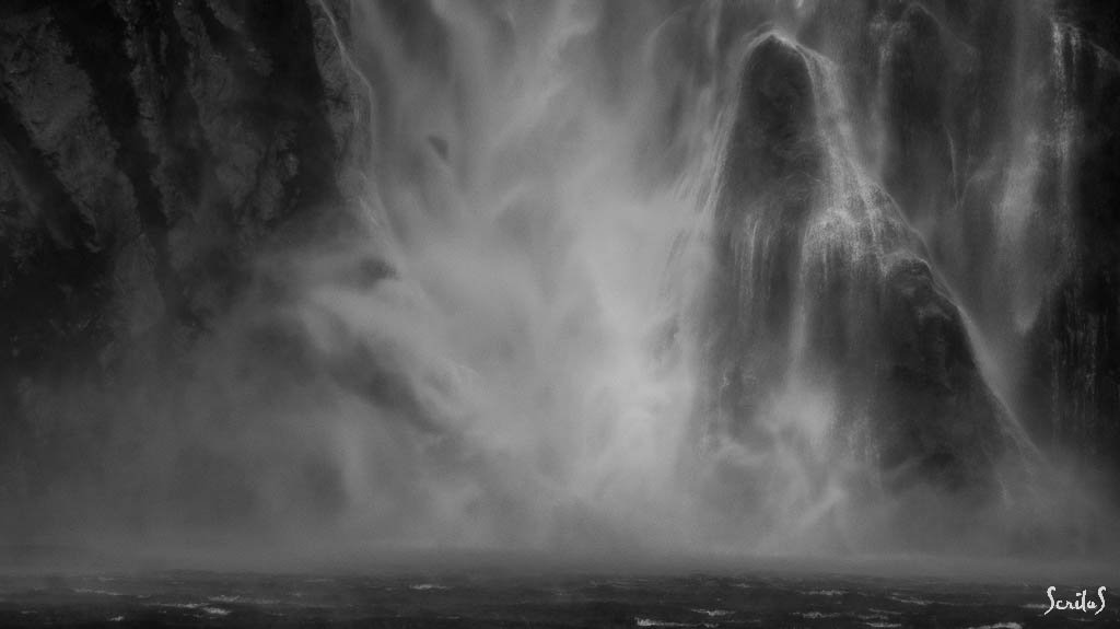 Milford Sound. Chute d'eau. Ou fantôme du fjord.