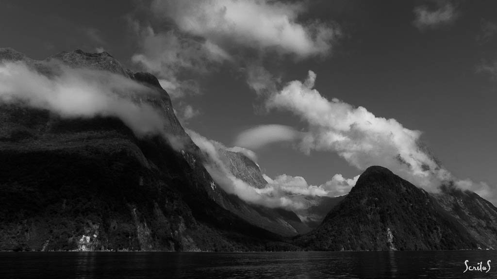 Milford Sound. Mer, montagnes, vallée.