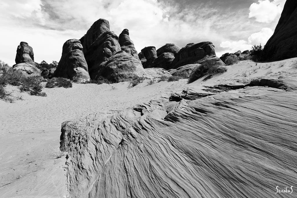 Roche en couches, sable, rochers ronds dans Arches National Park