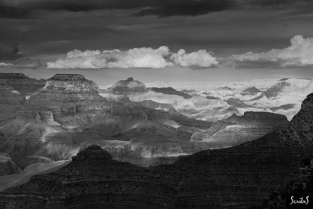Les buttes se succèdent dans un jeu d'ombres et de dégradés de lumières 