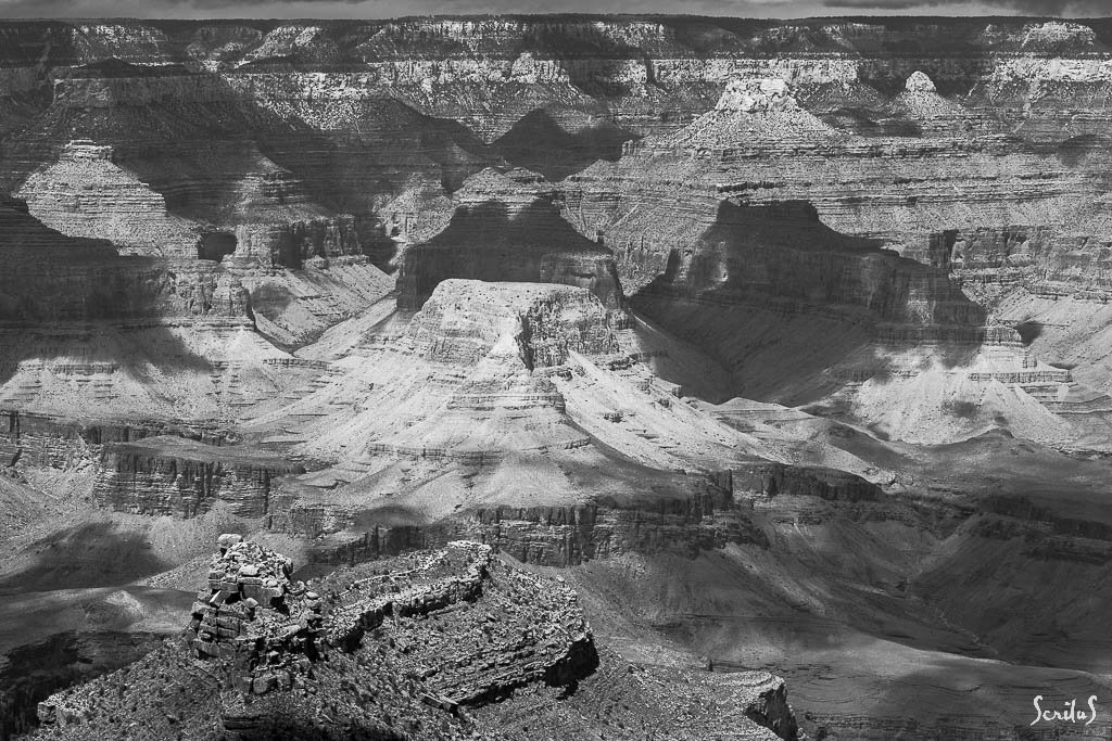 La butte au premier plan évoque celles d'en face. Dans le chaos apparent, tout est pourtant symétrie.
