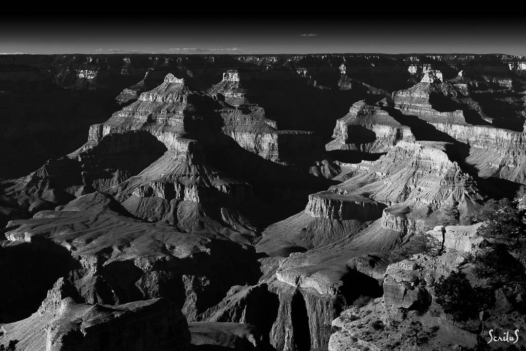 Les roches s'illuminent sous le soleil couchant