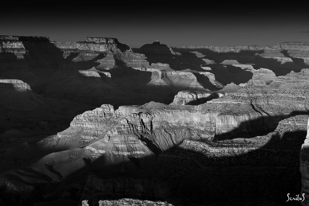 Plateaux, falaises, chaînes, pics, buttes, mesas. Au milieu coule une rivière.