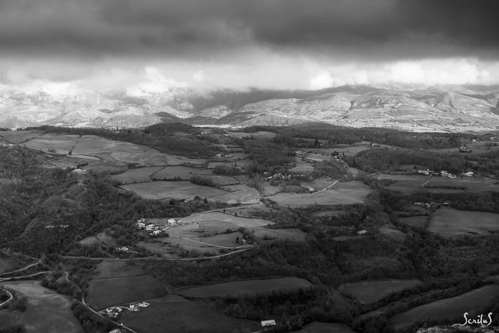Prés et forêts se dispersent sur les collines. Et au milieu passe une route ...