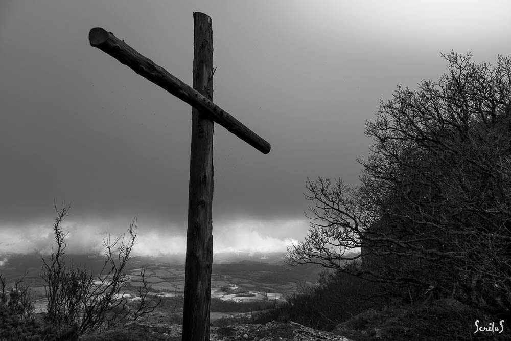 Croix de bois sur un ciel sombre. 