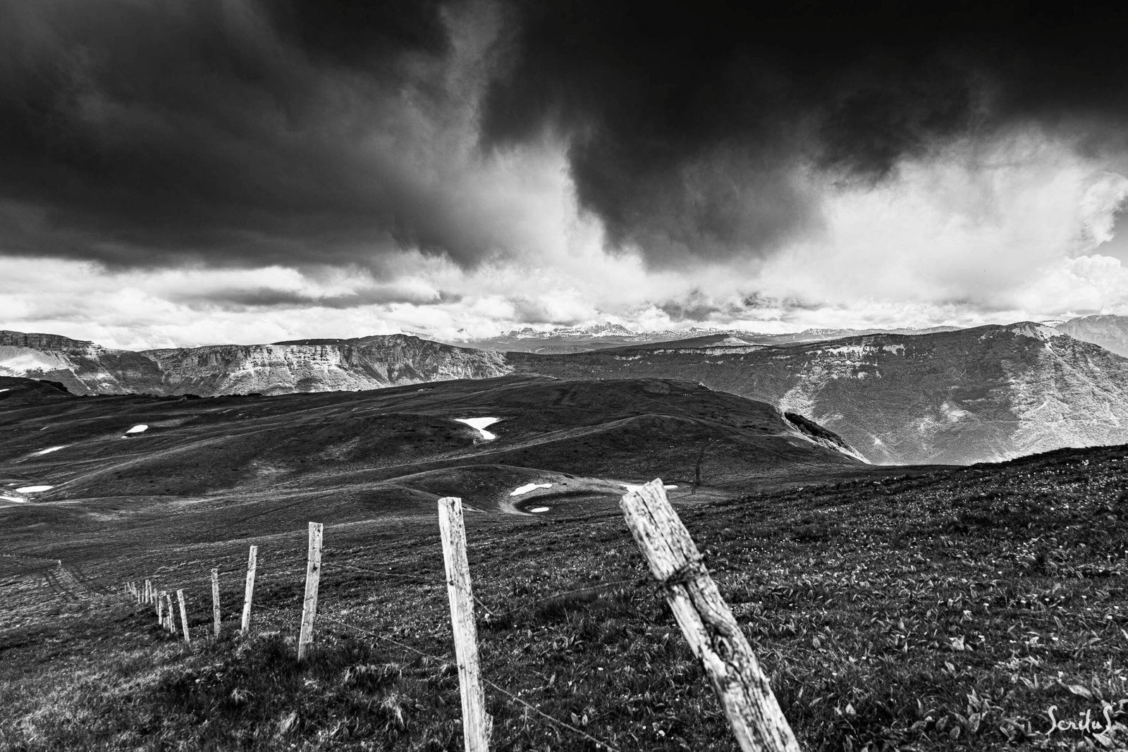 Clôture et plateau à la sortie de l'hiver